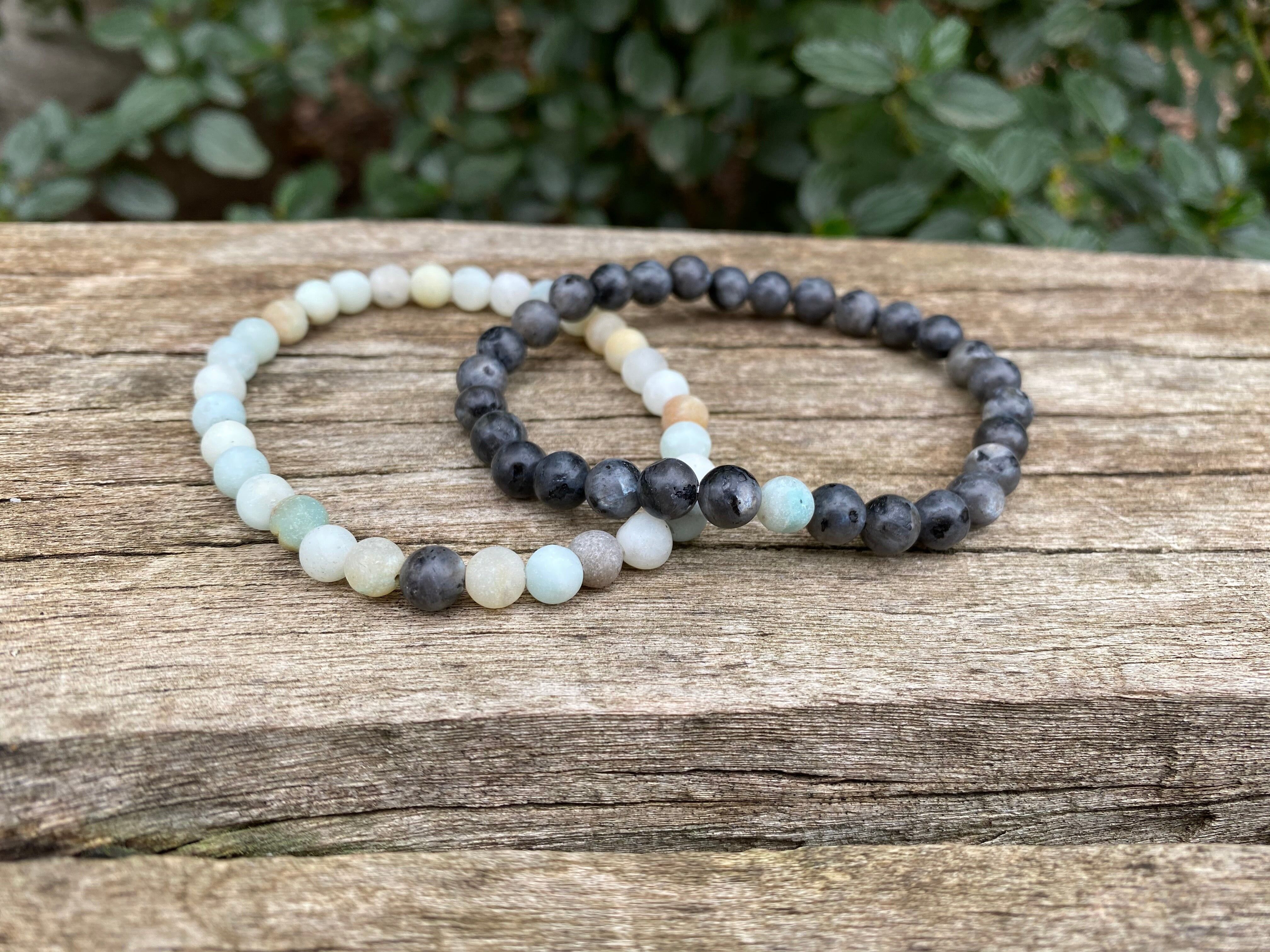 Elastische Abstands- und Paararmbänder aus Labradorit und Amazonit