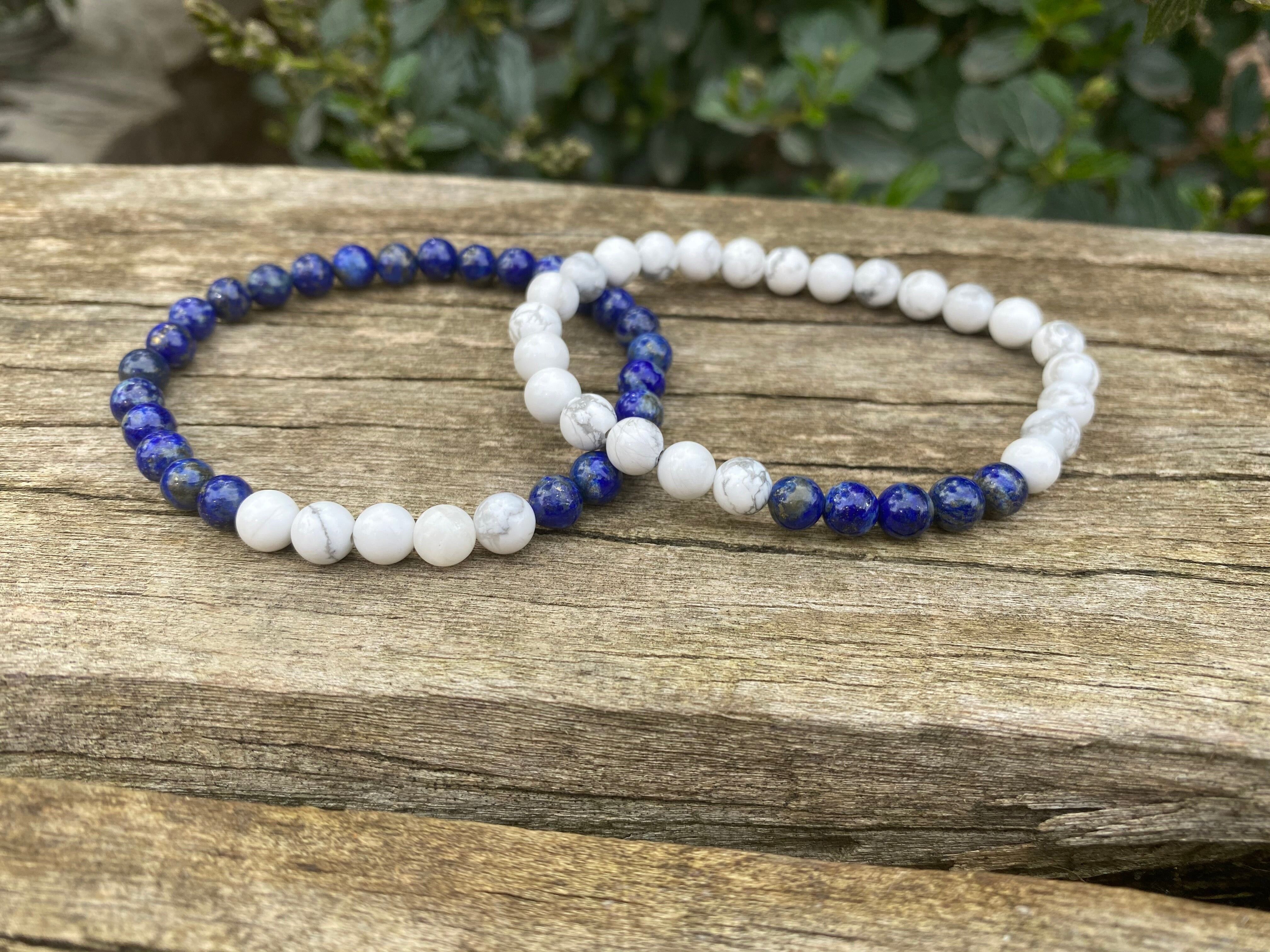 Elastische Distanz- und Paararmbänder aus weißem Howlith und Lapislazuli