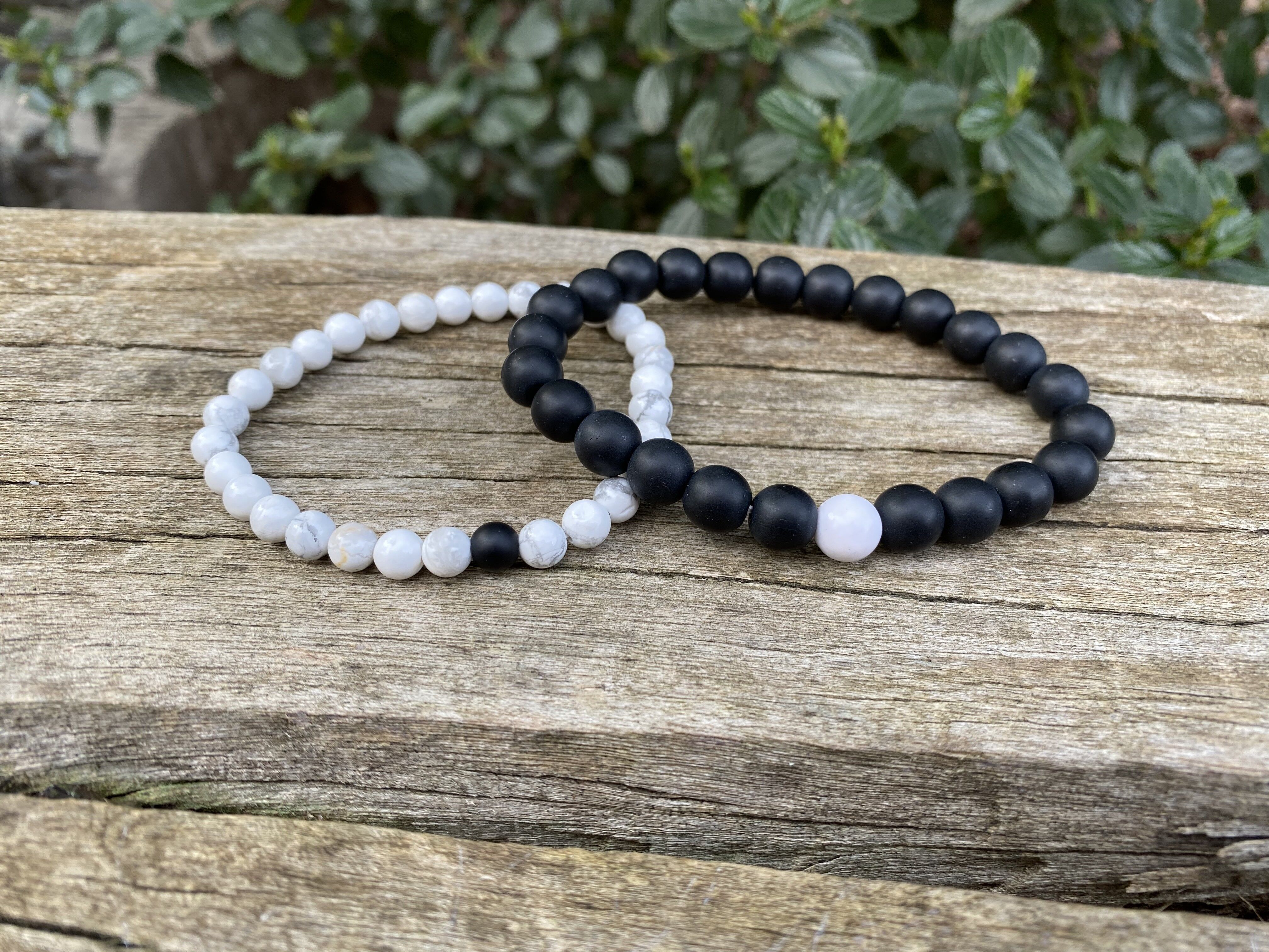 Elastic distance and couple bracelets in black Agate and white Howlite