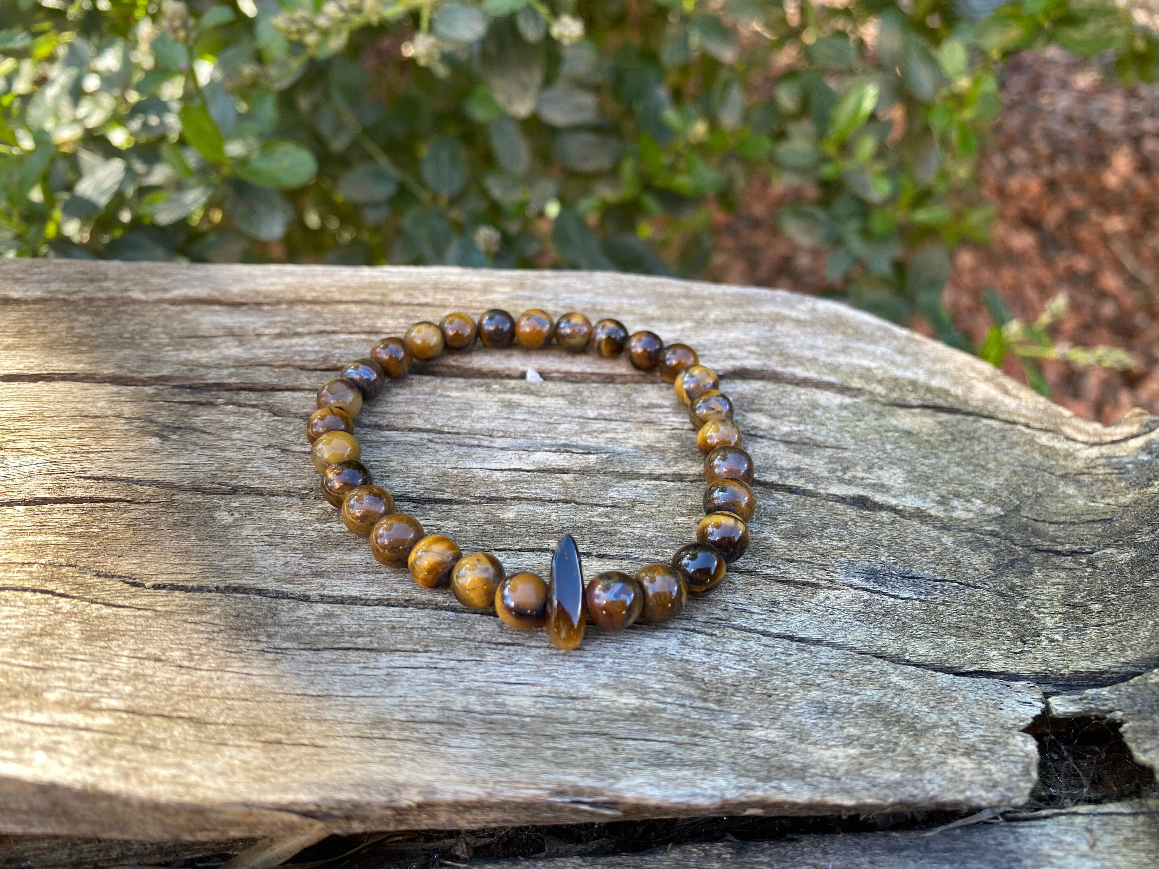 Elastic bracelet for lithotherapy in Tiger's Eye and bead in the form of chips