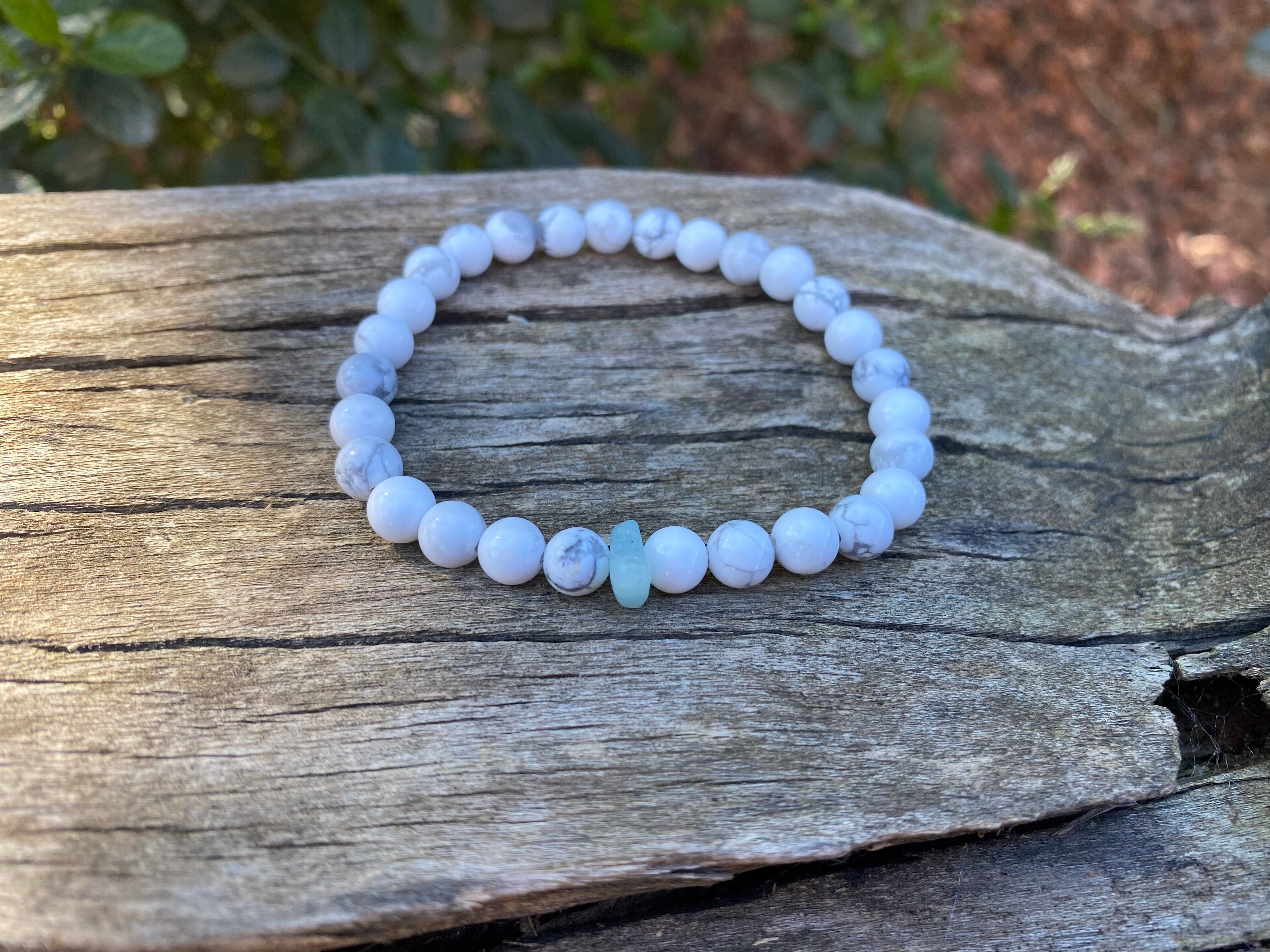 Pulsera elástica de litoterapia en Howlita y Aventurina