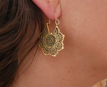 Boucles d'oreilles bohème orientale en dentelle dorée Lotus 1