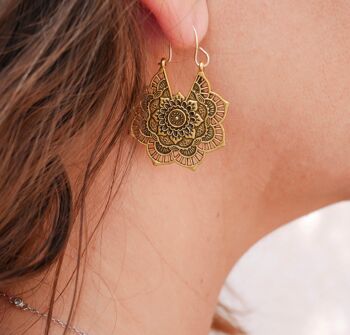 Boucles d'oreilles bohème orientale en dentelle dorée Lotus 3