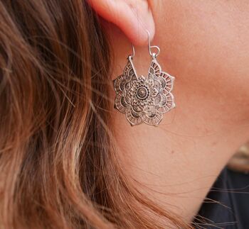 Boucles d'oreilles bohème orientale en dentelle argentée Lotus 1