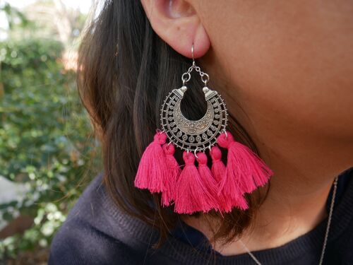 Boucles d'oreilles bohèmes orientales en dentelle d'argent et pompons - Fuchsia