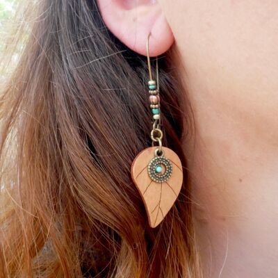 Pendientes de madera y abalorios, estampado de hojas