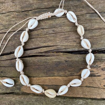 Beige necklace in natural beige cowrie shells