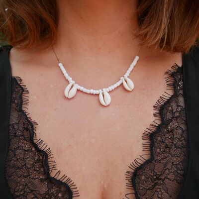 Halskette aus natürlichen beigen Kaurimuscheln und Perlen - Weiß