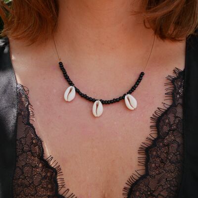 Halskette aus natürlichen beigen Kaurimuscheln und Perlen - Schwarz