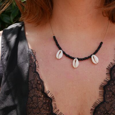Halskette aus natürlichen beigen Kaurimuscheln und Perlen - Schwarz