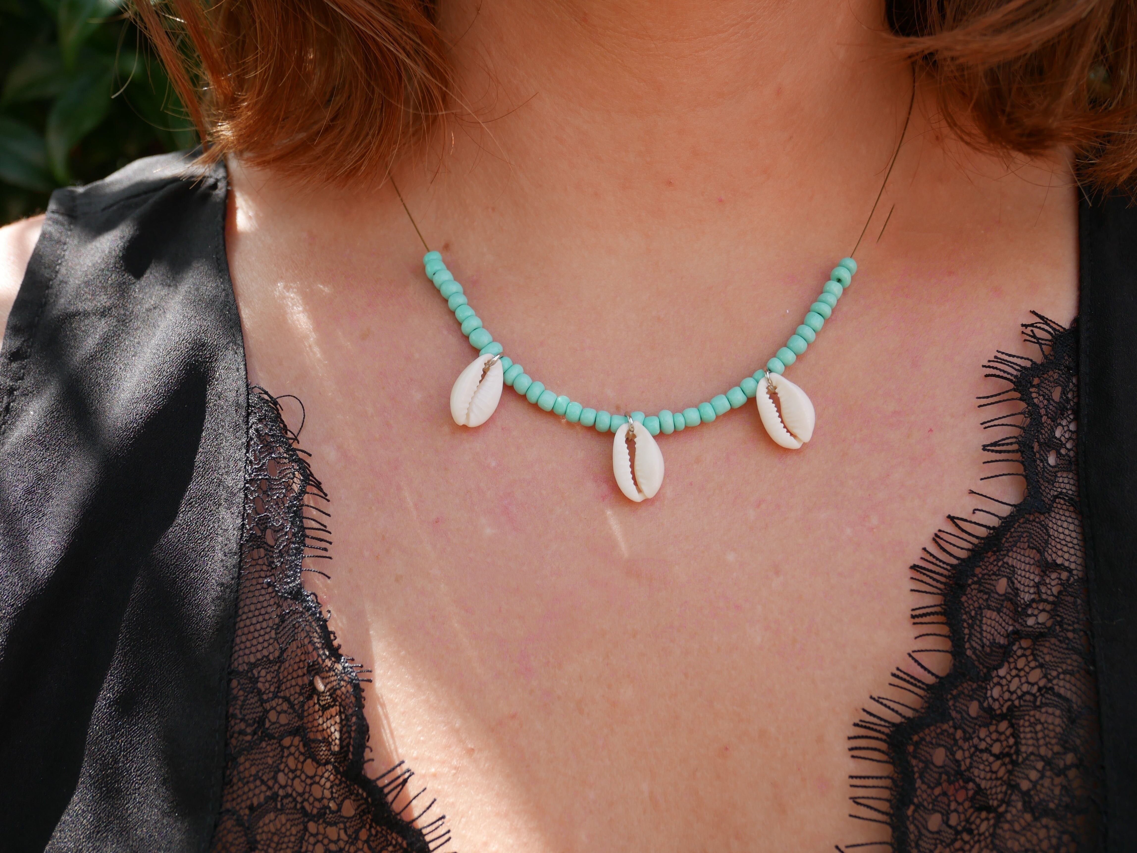 Collana in conchiglie e perle di ciprea beige naturale - Verde acqua