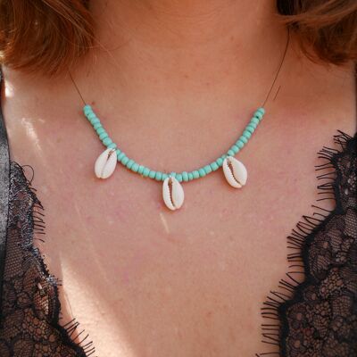Halskette aus natürlichen beigen Kaurimuscheln und Perlen - Wassergrün