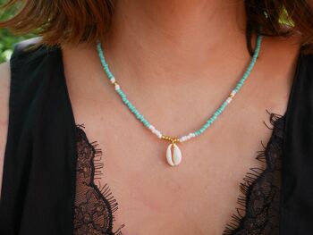 Collier perles de rocaille turquoises, dorées et coquillage Cauri 1