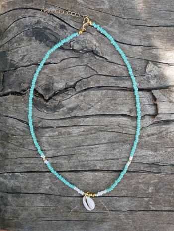 Collier perles de rocaille turquoises, dorées et coquillage Cauri 2