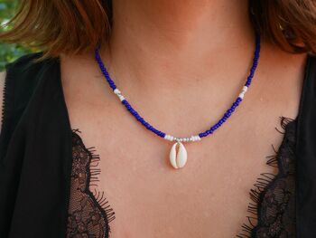Collier perles de rocaille bleues marine, dorées et coquillage Cauri 1