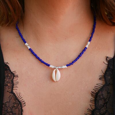 Collier perles de rocaille bleues marine, dorées et coquillage Cauri