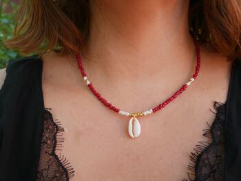 Collier perles de rocaille rouges, dorées et coquillage Cauri 1