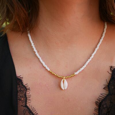 Collier perles de rocaille blanches, dorées et coquillage Cauri