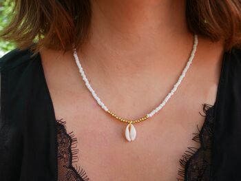 Collier perles de rocaille blanches, dorées et coquillage Cauri 1