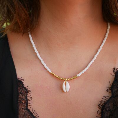 Collier perles de rocaille blanches, dorées et coquillage Cauri