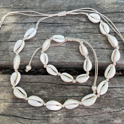 Adornment in beige cowrie shells, bracelet and necklace