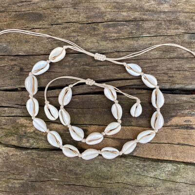 Adornment in beige cowrie shells, bracelet and necklace