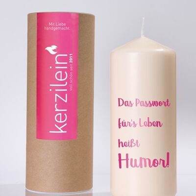 Flamme, pink, DAS PASSWORT FÜR'S LEBEN HEIßT HUMOR, Stumpenkerze groß 18,5 x 7,8 cm