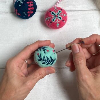 Kit de feutrage à l'aiguille - Boules de Noël - Faites vos propres décorations de Noël feutrées. Le remplisseur de bas astucieux parfait ! Cadeau pour elle. 4