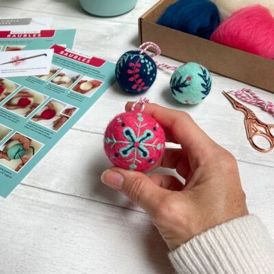 Needle Felting Kit -  Christmas Baubles -  Make your own felted Christmas decorations. The perfect crafty stocking filler! Gift for her.