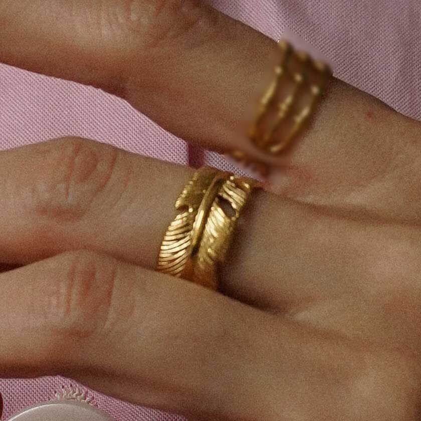 Anillo de acero con pluma grande grabada