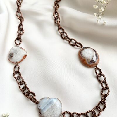 Collana asimmetrica con catena a maglie in corda di rame anticato con agata