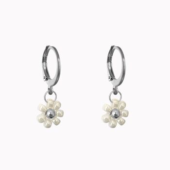 Boucles D'oreilles Avec Fleur Blanche En Argent 1