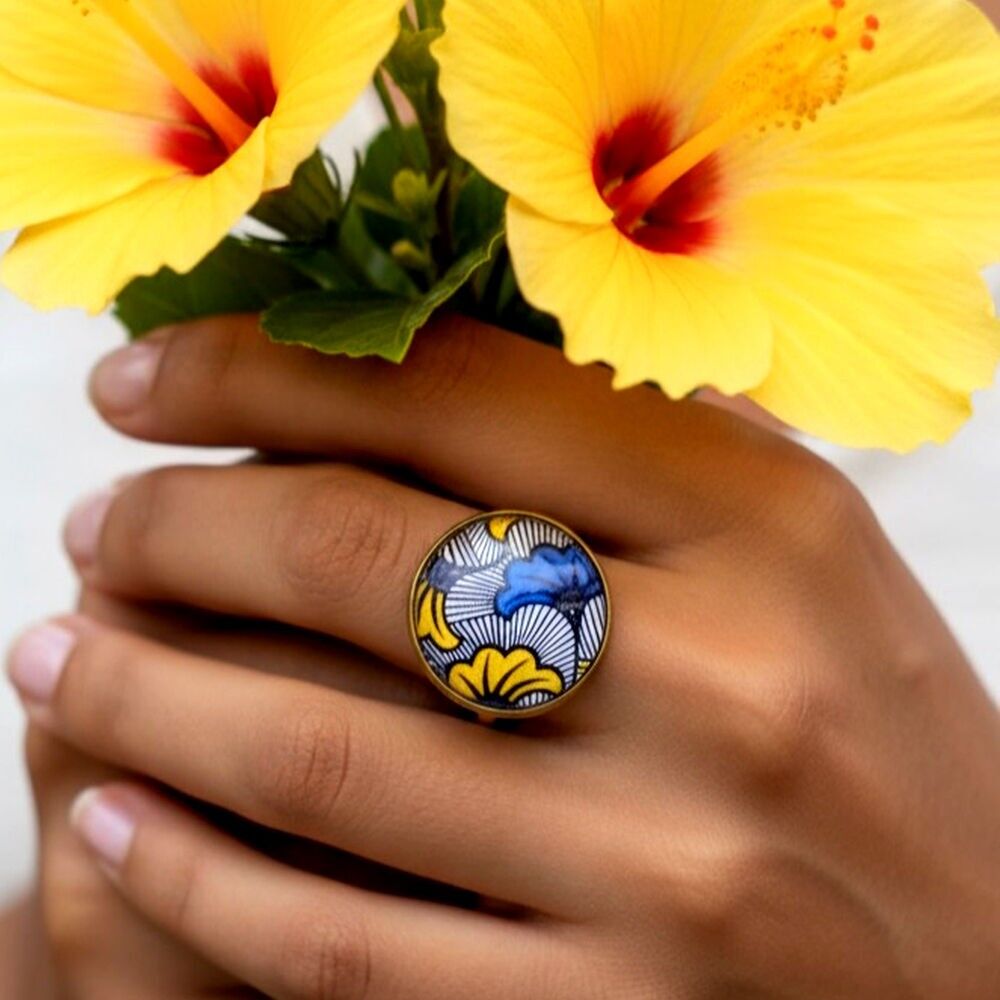 Anello regolabile in cera blu e giallo con cabochon in vetro con motivo floreale etnico africano