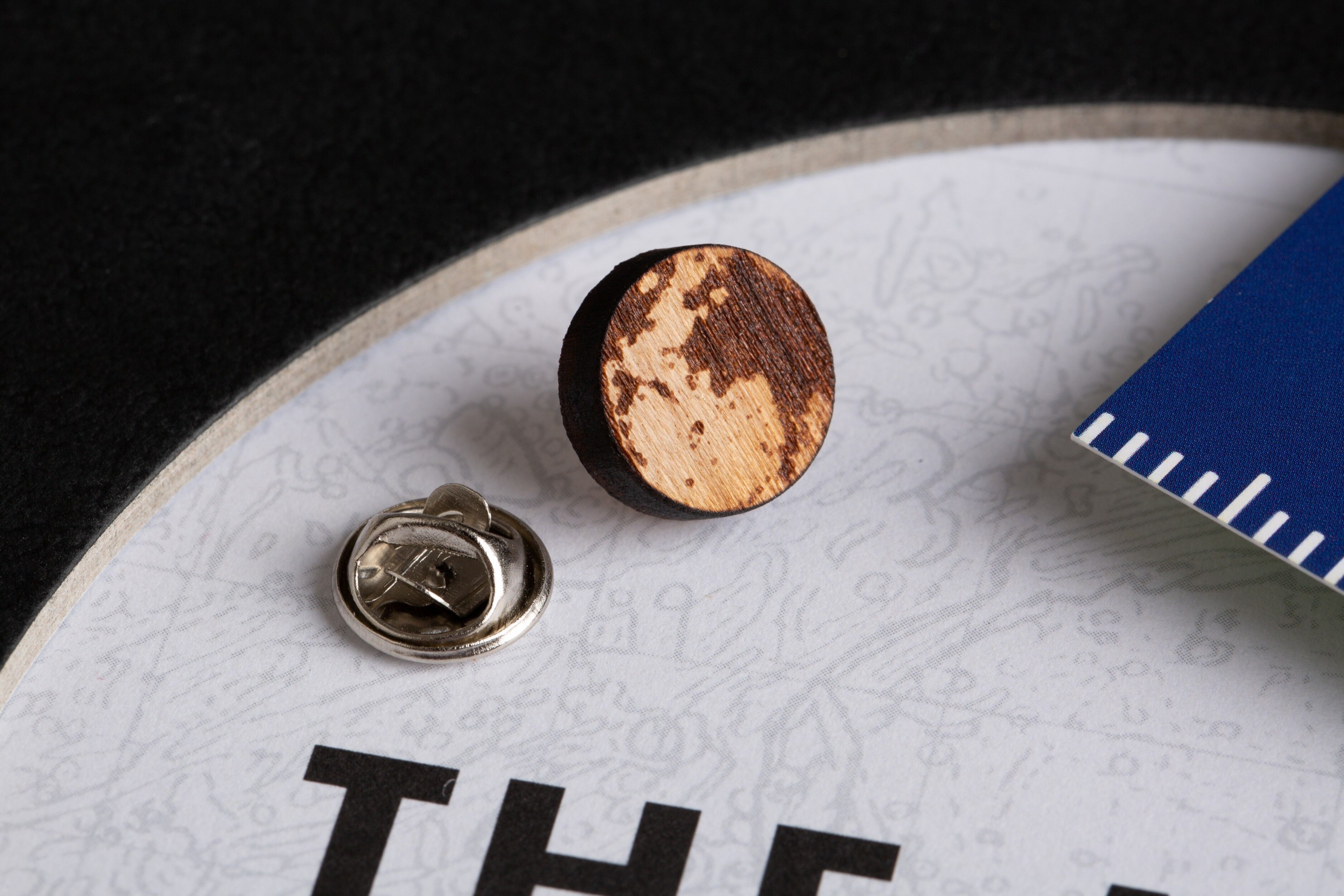 Anstecknadel – Mond (1,4 cm)