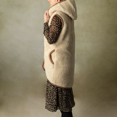 Chaleco largo de lana con capucha en beis