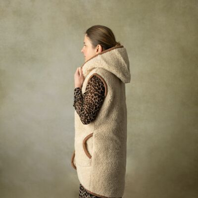 Chaleco largo de lana con capucha en beis