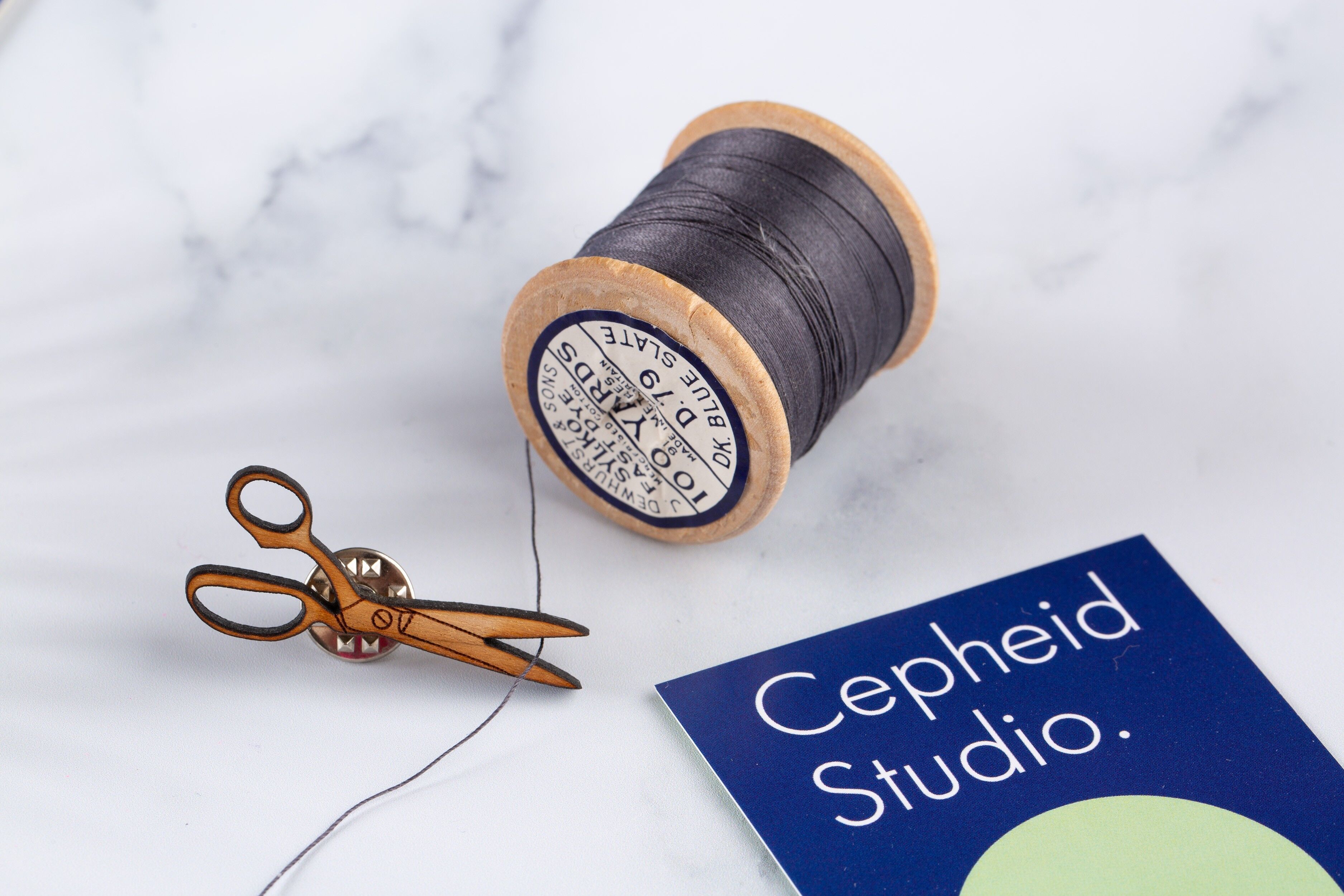 Pin badge - petits ciseaux (1,5 cm x 4 cm)