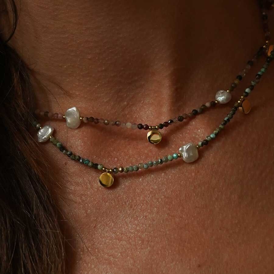 Collana in acciaio con pietre semipreziose perla d'acqua e pastiglia