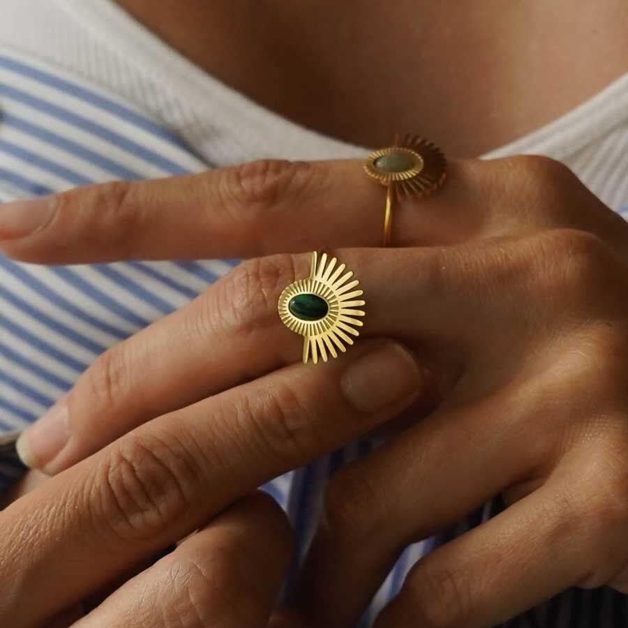 Anello ovale in acciaio con centro e steli in pietra semipreziosa Halloween