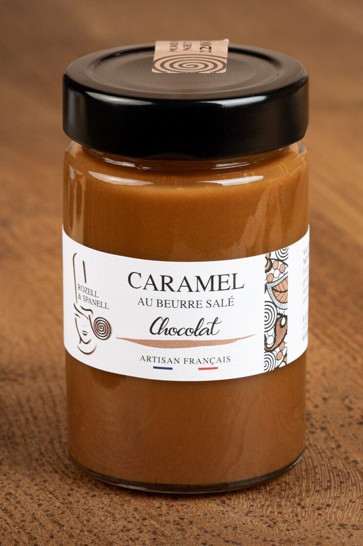 Caramelo de mantequilla salada untado con chocolate