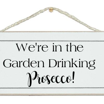 Dans le jardin, boire du Prosecco Drink Signs
