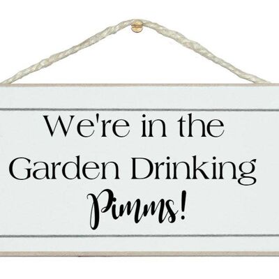En el jardín bebiendo Pimms Drink Signs