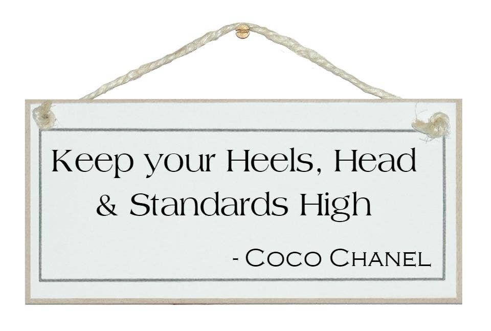 Absätze und Standards ... Coco Chanel-Zitat-Schilder