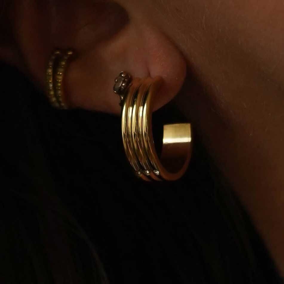 Orecchini larghi creoli in acciaio Tre strass sul bordo