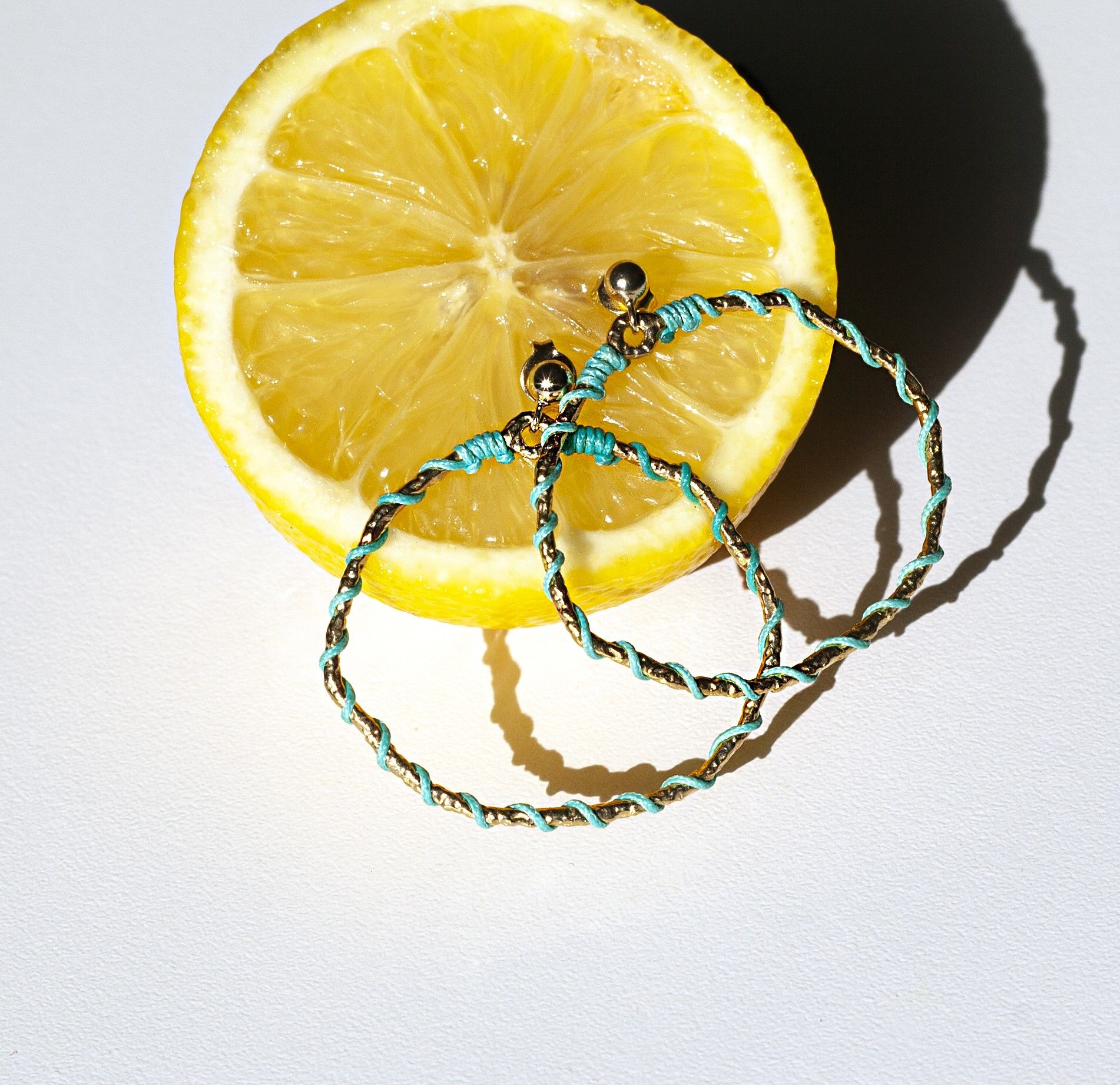 Orecchini a cerchio Midi Linda - Blu acquamarina intrecciata