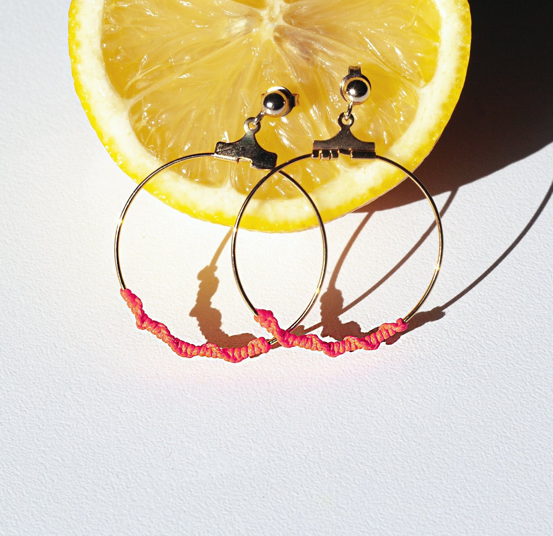 Orecchini a cerchio Luisa - Tessuto rosa neon