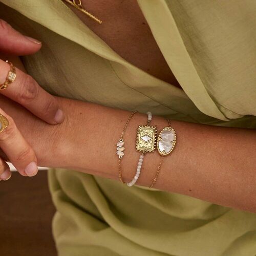 Bracelet Cardi doré avec agates blanches et pierre nacre blanche