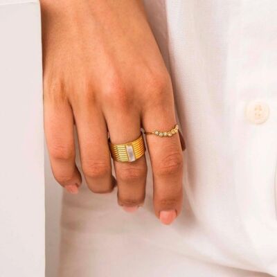 Striped golden Abbyllina ring with white mother-of-pearl stone