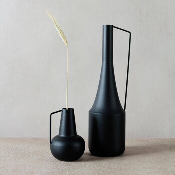 Vase en métal noir Aza 2