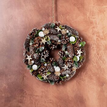 Couronne de boules de neige pomme de pin et étoiles